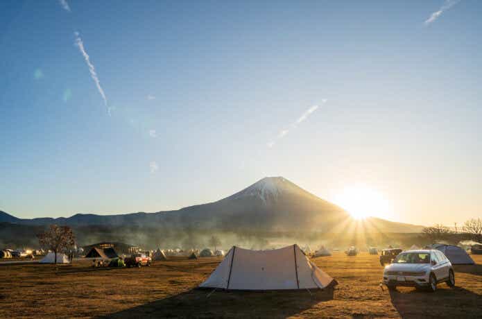 キャンプ場から見える富士山と日の出