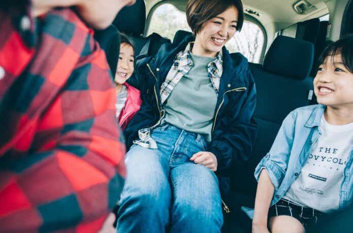 車の後部座席に座る親子