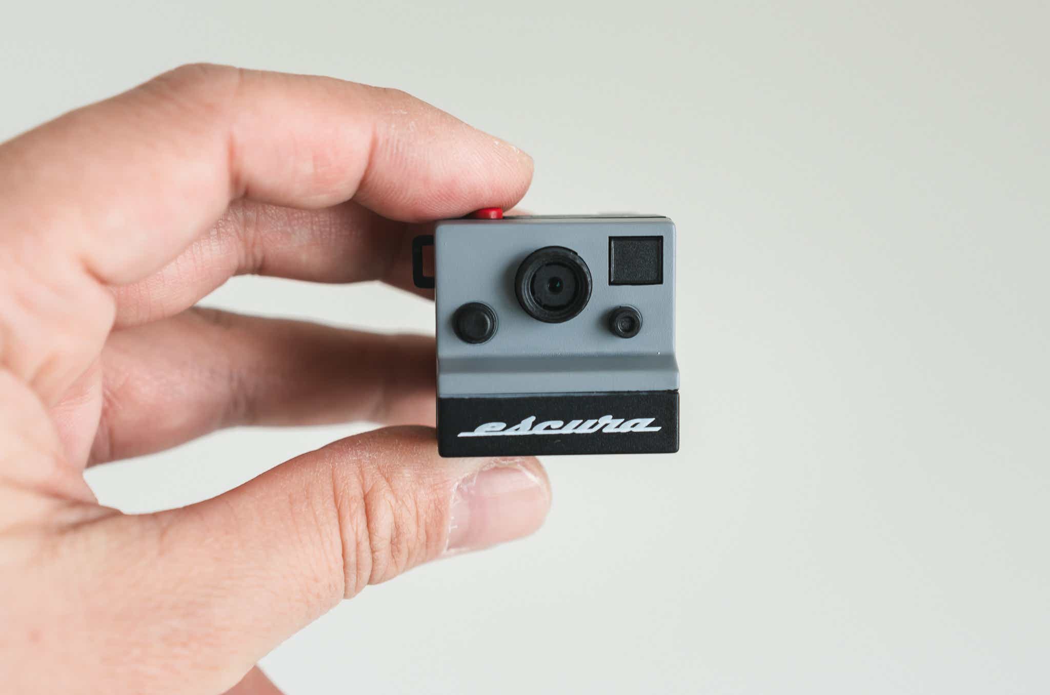 retro1_トイカメラ_シャッターを切る