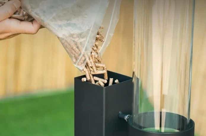 ノーブランド　ペレットストーブにペレットを投入