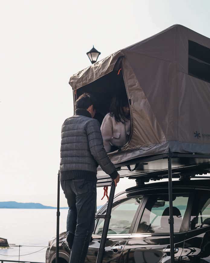 テントの中を覗く親子