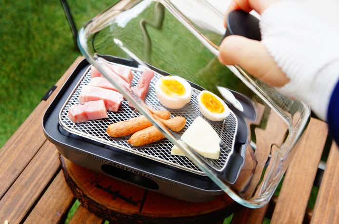 アドバンダーの燻製器「マジックボックス」に食材を並べて蓋をする様子