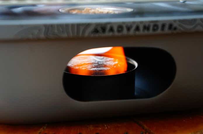 固形燃料が燃えている様子