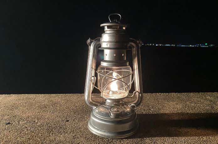 灯のついたフュアーハンドランタン