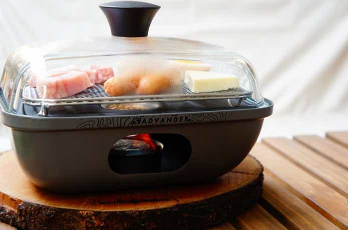 アドバンダーの燻製器「マジックボックス」で調理している様子