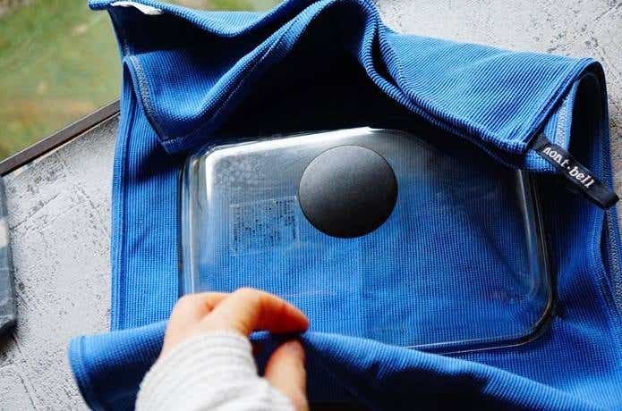 ガラス蓋をタオルで包んでいる