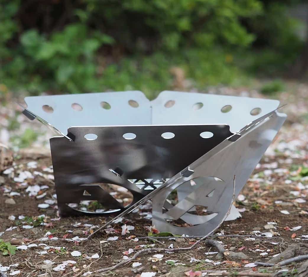 プレート構成で自在に変化する拡張型焚き火台