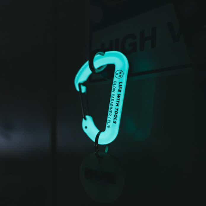 WHATNOT「蓄光カラビナ」発光