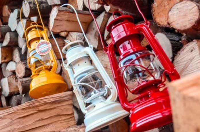 さまざまなカラーバリエーションのフュアーハンドランタン