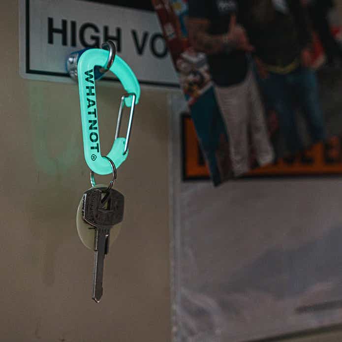 WHATNOT「蓄光カラビナ」発光