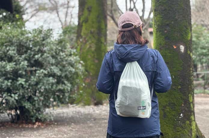 ULナップサックを山で背負っている