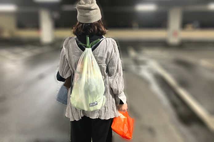 野菜など詰めて背負っている後ろ姿