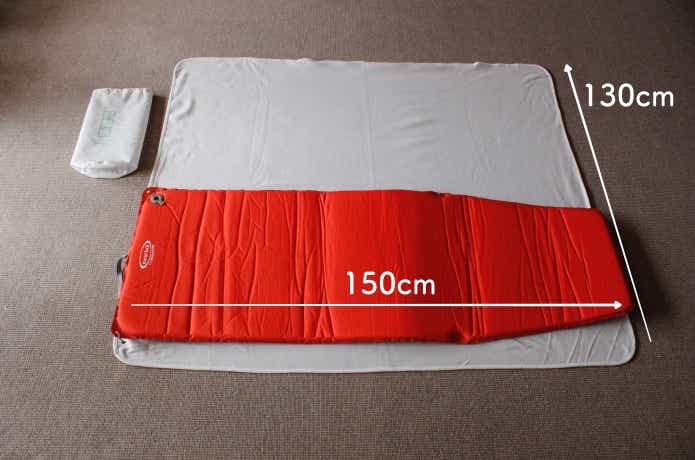 難燃毛布と1人用キャンプマットを重ねている
