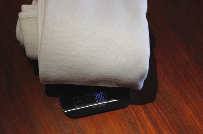 難燃毛布の重さを測っている