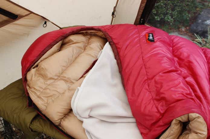 難燃毛布をシュラフのなかに入れている