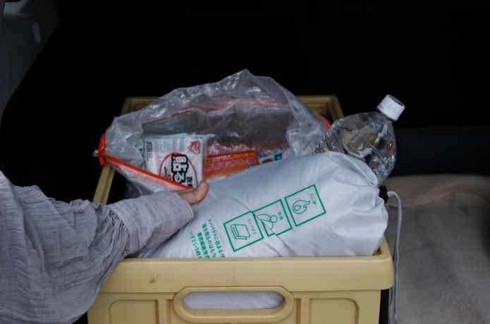 車内で防災用品と並べてある