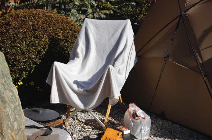 難燃毛布をキャンプチェアにかけている