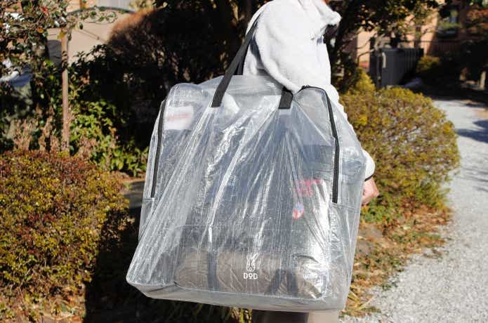 ディムパを肩に掛けている