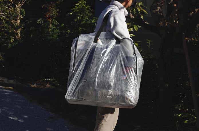 荷物を入れて肩にかけている