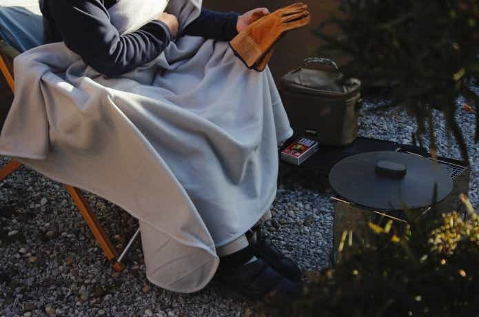 難燃毛布をひざかけにしている