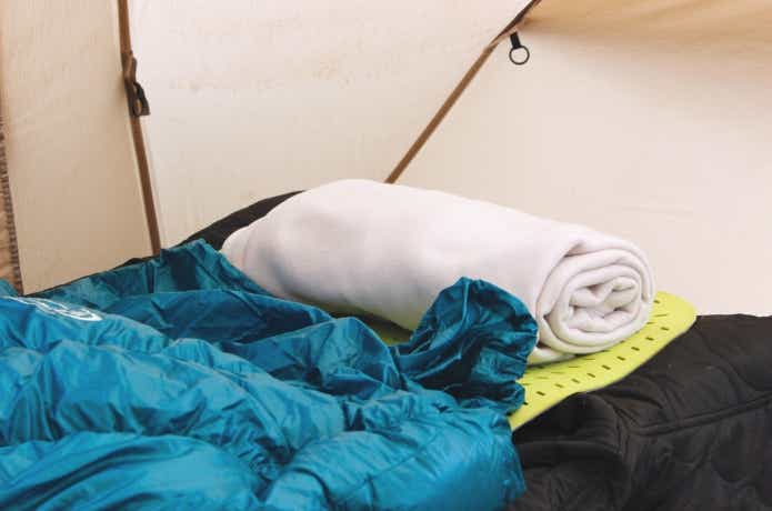 難燃毛布を折りたたんでまくらにしている