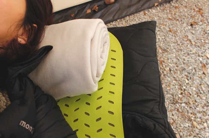 難燃毛布を折りたたんでまくらにしている