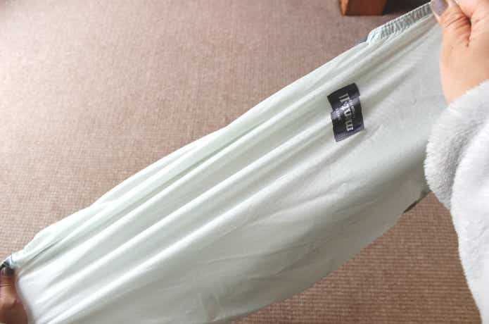 生地を引っ張っているところ