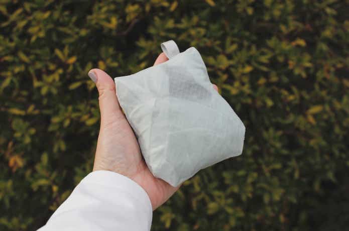 収納したULナップサック手のひらのせ