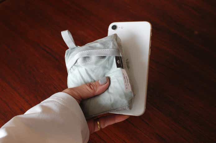 収納したULナップサックとスマホ