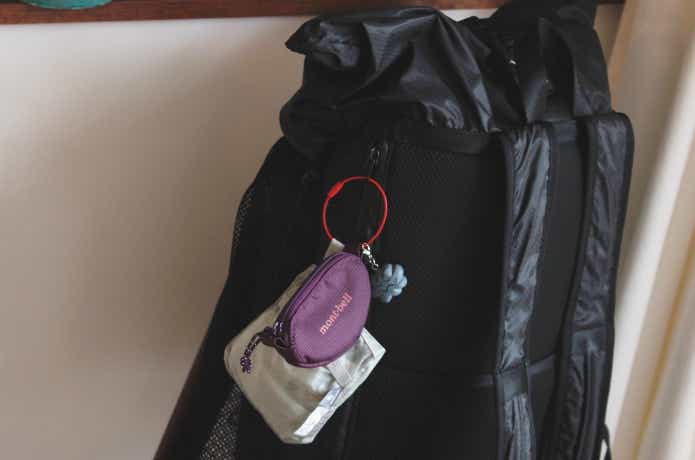 ULナップサック収納状態でリュックに引っ掛けてある