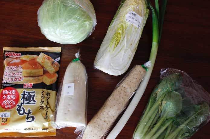 たくさんの食材をテーブルに並べてある