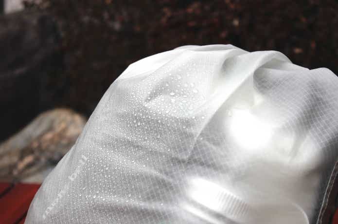 素材の表面が撥水している様子