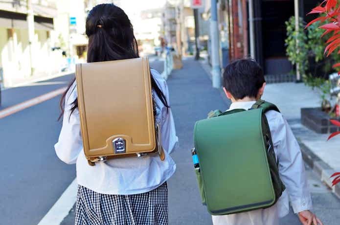 ランドセルを背負った姉弟