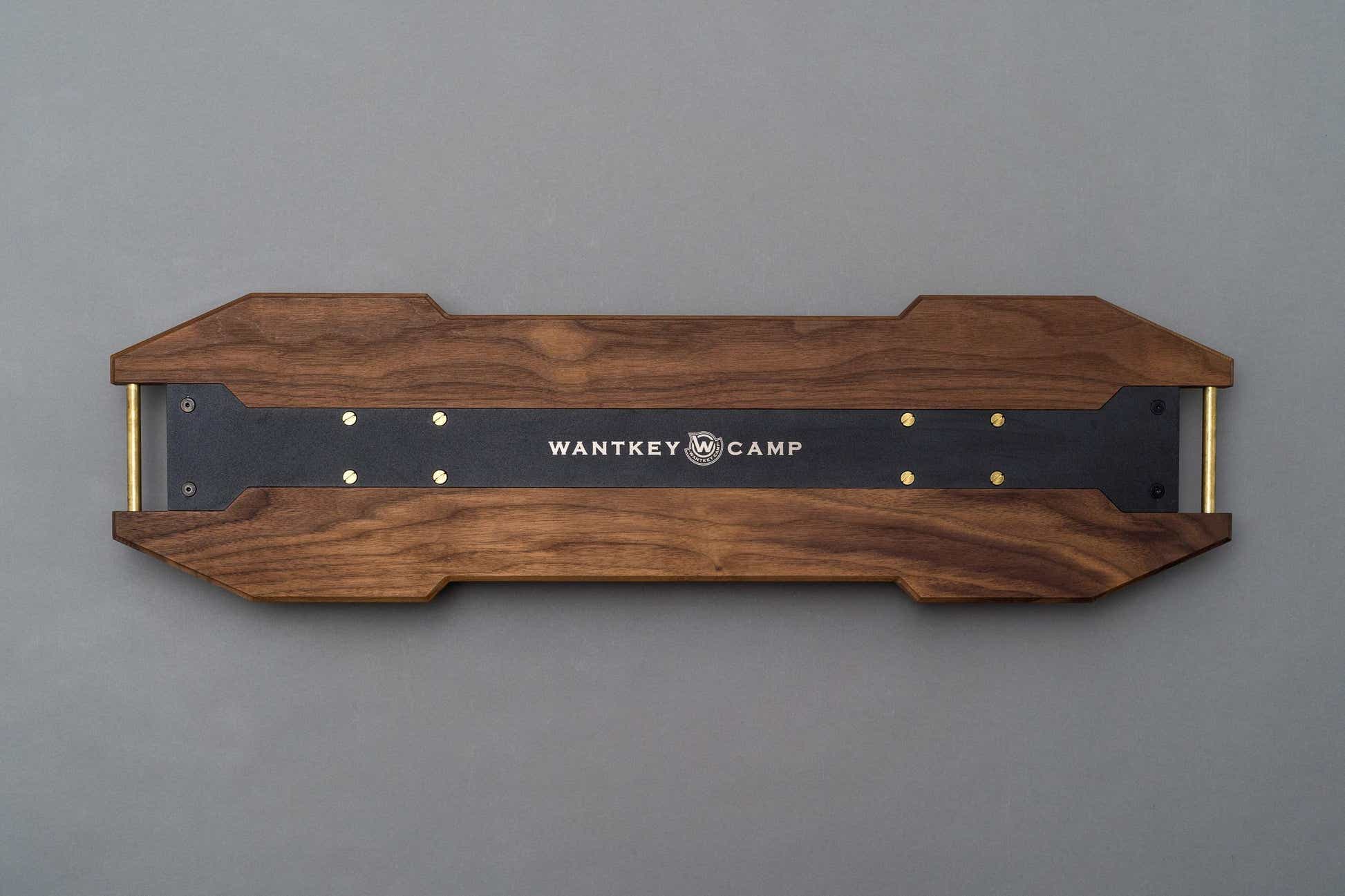 木と真鍮が育つ、経年変化を楽しむテーブル