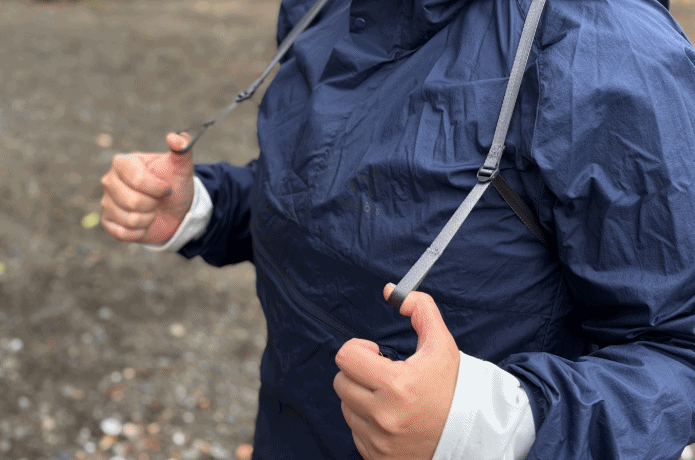 ショルダーループに指を引っ掛けて長さ調整している