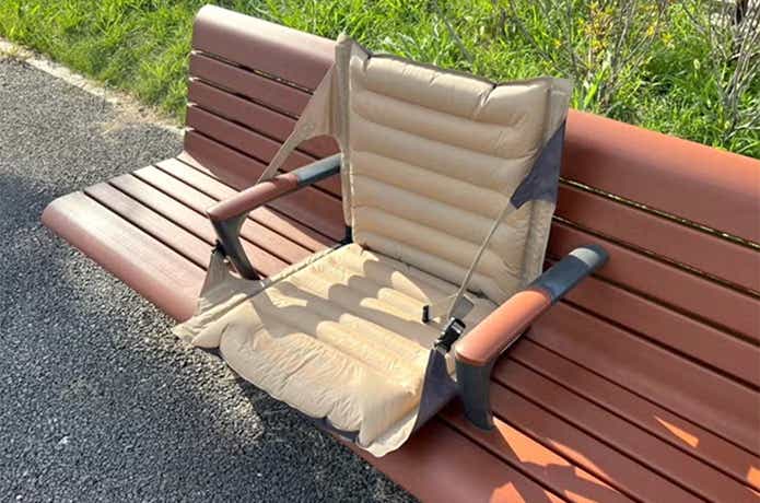 インフレータブルグランドチェアをベンチで使用