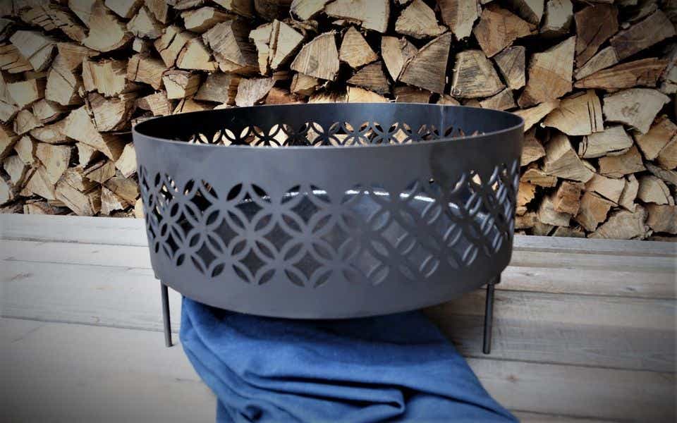 和柄越しに揺れる炎が美しく映える焚き火台