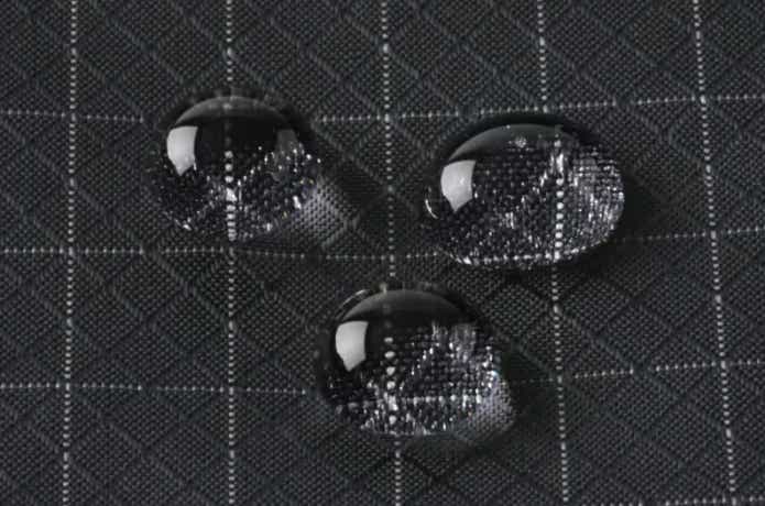 リップストップ生地の撥水の様子