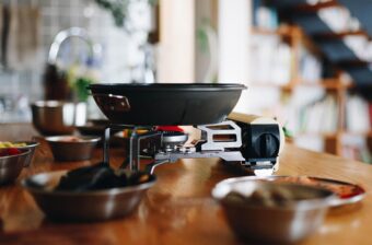 「家でも使える」が正解。焼肉も外ごはんも捗る“キャンプ用コンロ”21選
