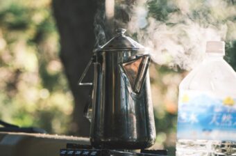 コーヒーもカップ麺も、なぜか格別。焚き火の“正解ケトル”はこの4タイプ