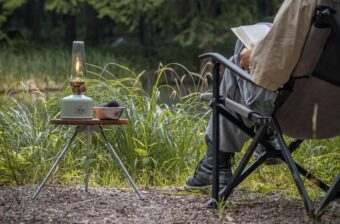飲み物・スマホの置き場、これで解決。キャンプ用サイドテーブルおすすめ15選