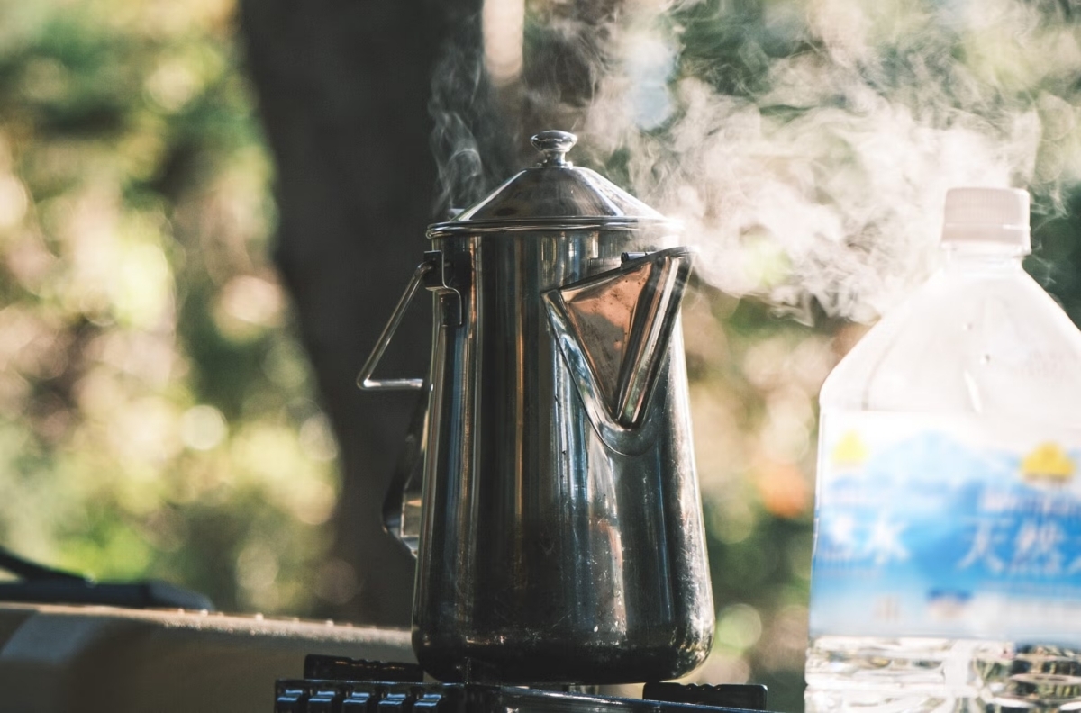 コーヒーもカップ麺も、なぜか格別。焚き火の“正解ケトル”はこの4タイプ
