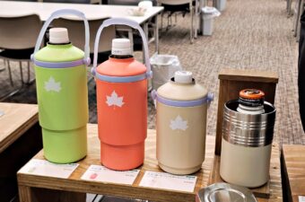 「ペットボトル、ずっと冷たい」ロゴス新作の“真空ボトルホルダー”に新色。結露しないのが地味に助かる…！