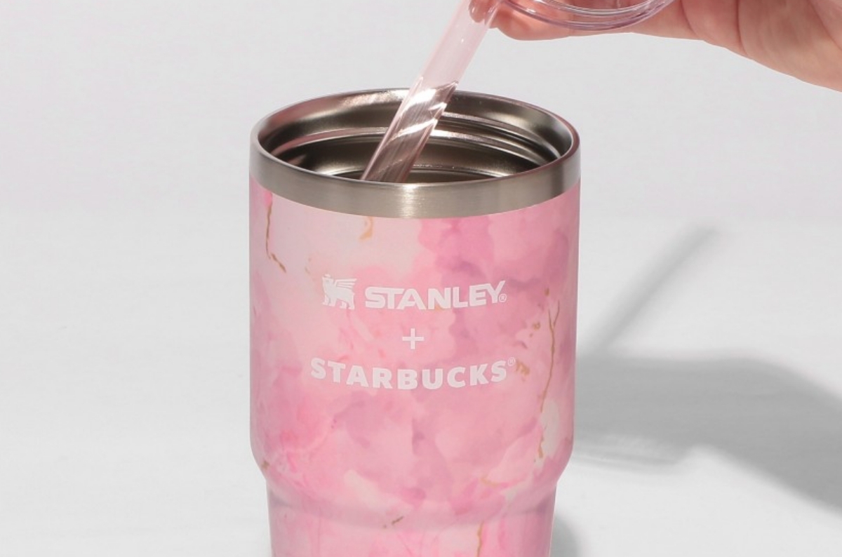 スタバ × スタンレー新作は“サクラ柄がハイセンス”すぎ。キャンパー同士で被らない一本かも