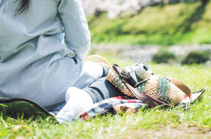 レジャーシートに座る人_PIXTA