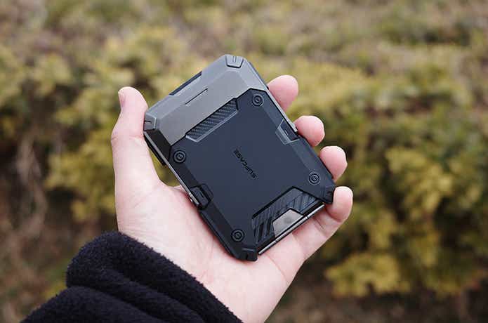 手に持ったSUPCASEのMagSafeウォレット