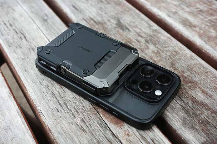 SUPCASEのMagSafeウォレットを装着したiPhone