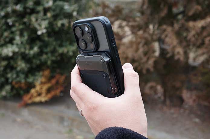 手に持ったSUPCASEのMagSafeウォレットを装着したiPhone