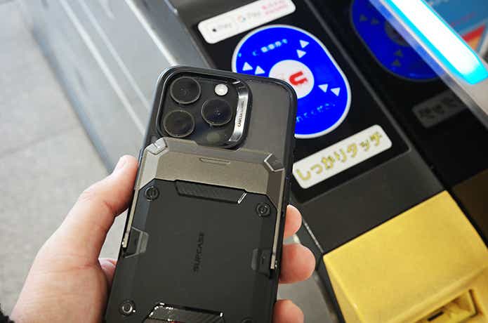 改札を通るSUPCASEのMagSafeウォレット