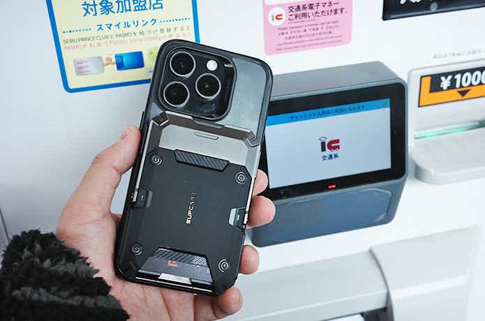 自動販売機とSUPCASEのMagSafeウォレット